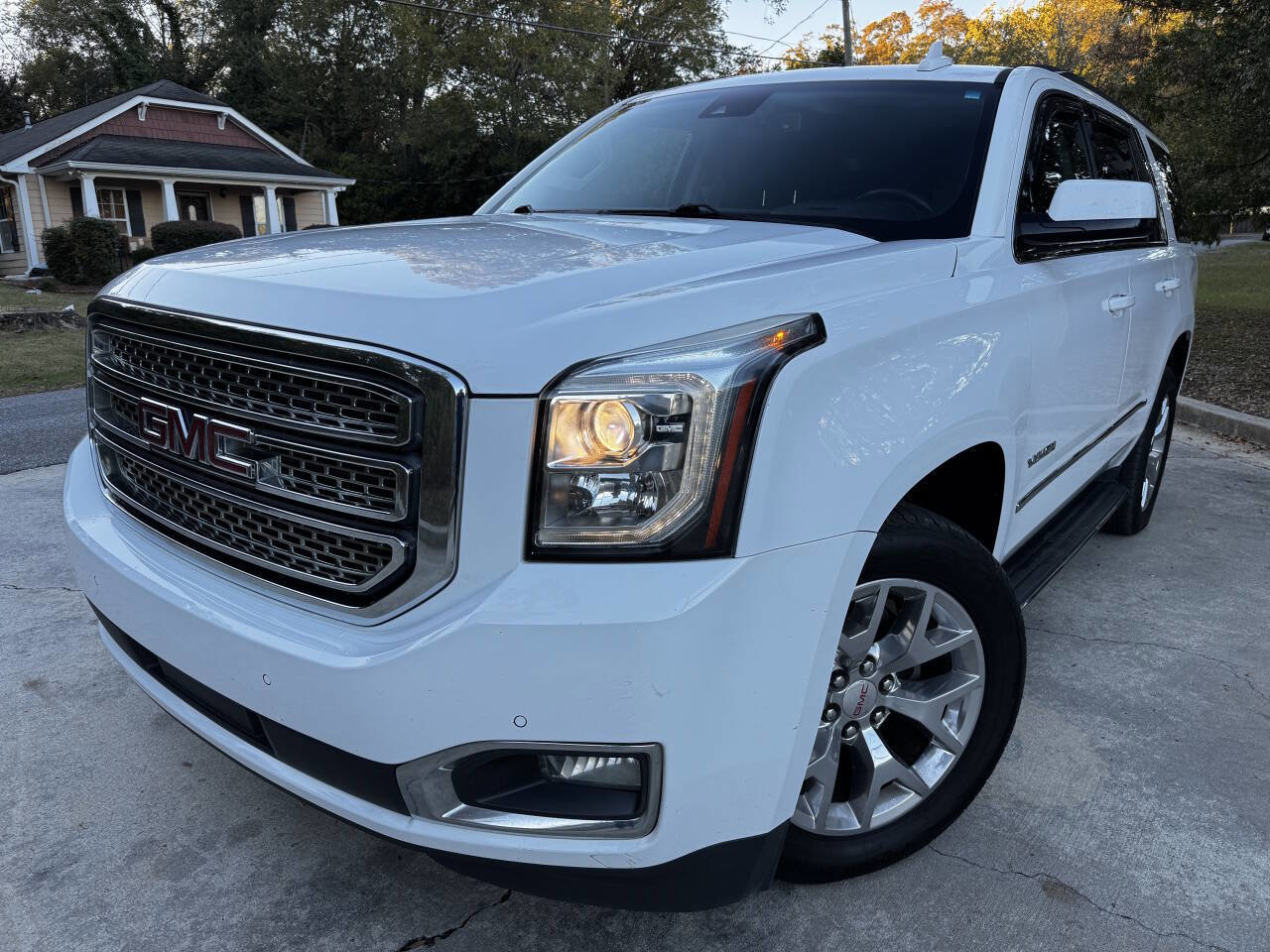 Used 2017 GMC Yukon SLE w/ SLE Value Package image 1