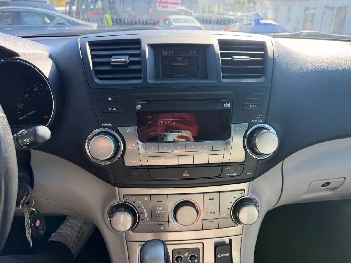 Used 2012 Toyota Highlander SE FWD image 9