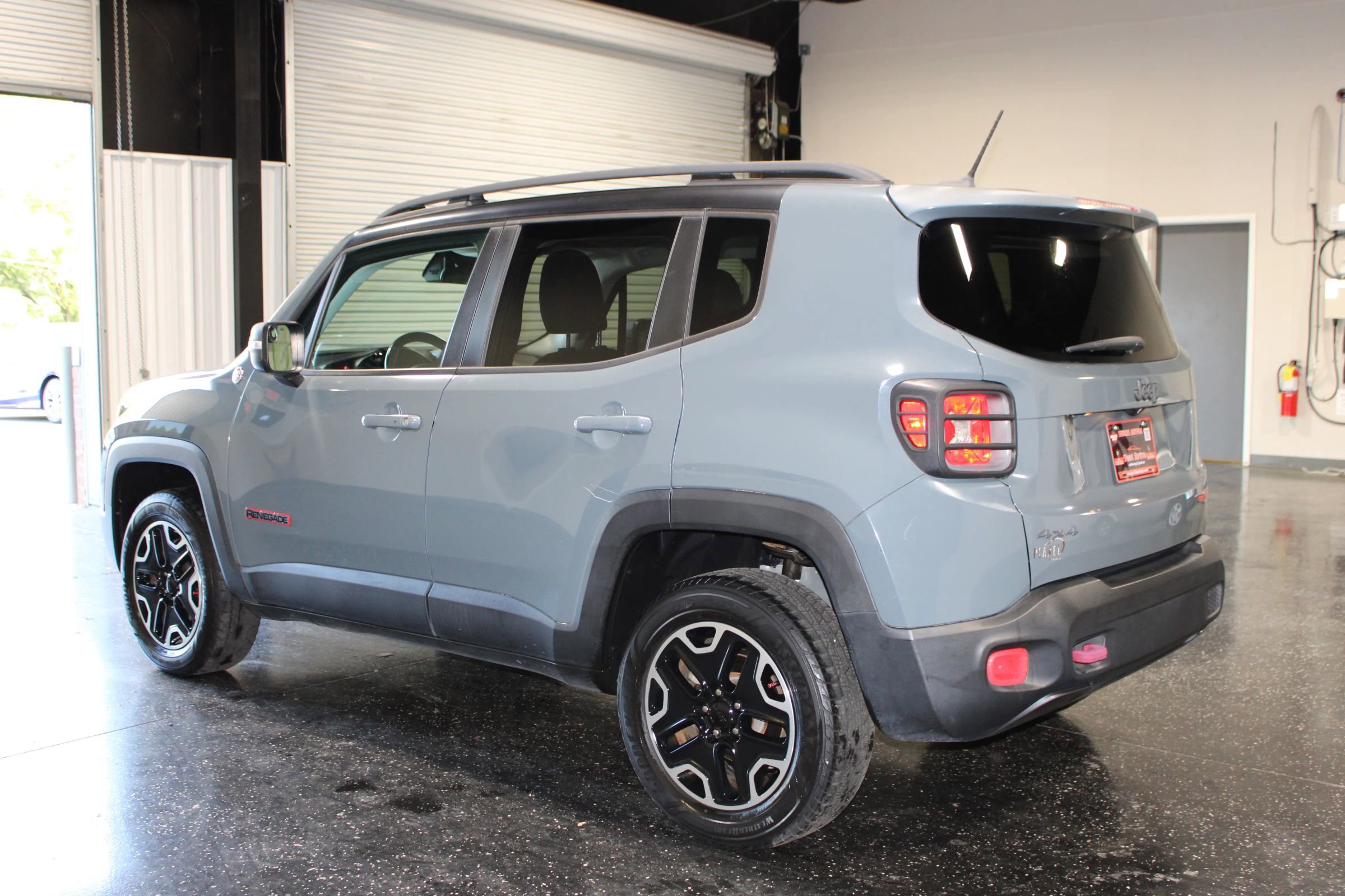 Used 2017 Jeep Renegade Trailhawk AWD/4WD image 5