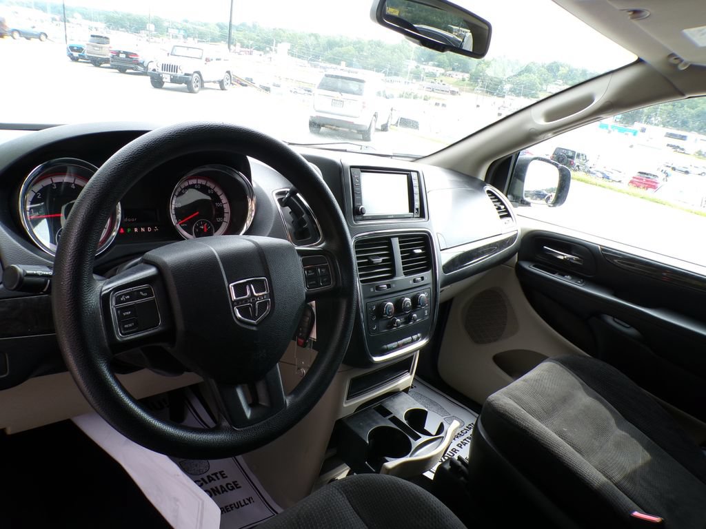 Used 2018 Dodge Grand Caravan SE w/ UConnect Hands-Free Group FWD image 9