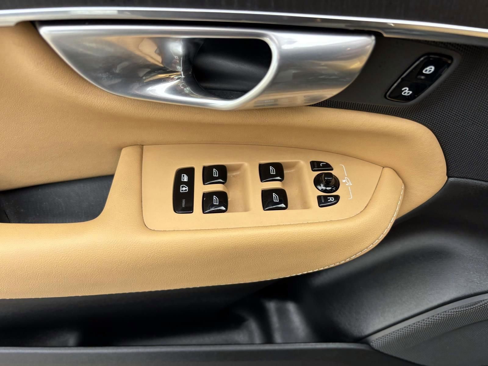 Used 2023 Volvo XC90 B6 Ultimate w/ Protection Package Premier image 14