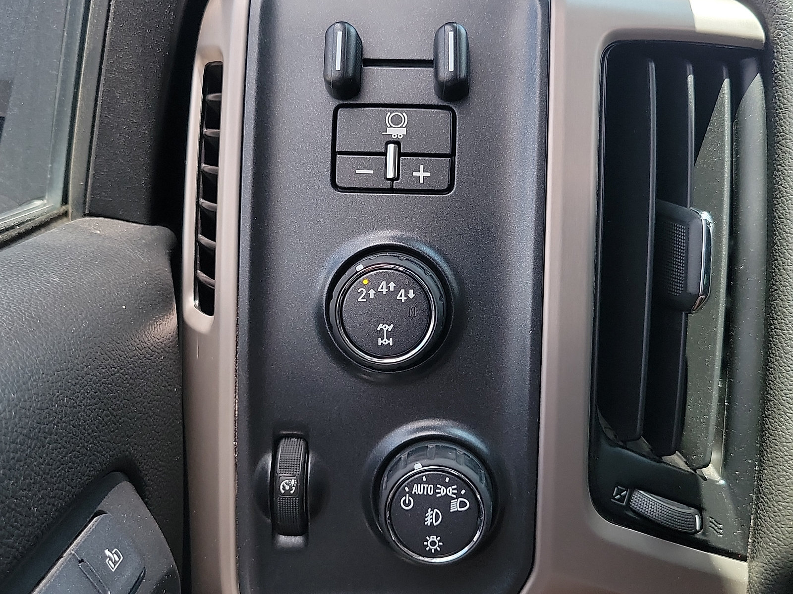 Used 2017 GMC Sierra 2500 Denali w/ Duramax Plus Package AWD/4WD image 16