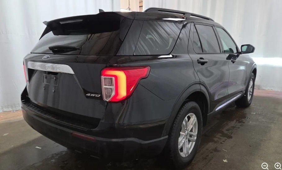 Used 2023 Ford Explorer XLT AWD/4WD image 3