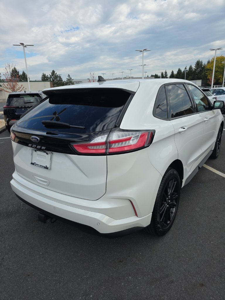 Used 2024 Ford Edge ST-Line w/ Class II Trailer Tow Package AWD/4WD image 6