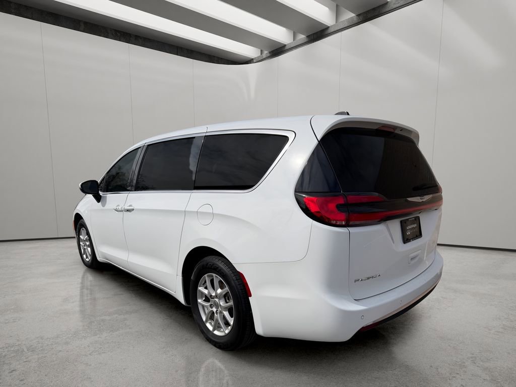 Used 2023 Chrysler Pacifica Touring-L image 4