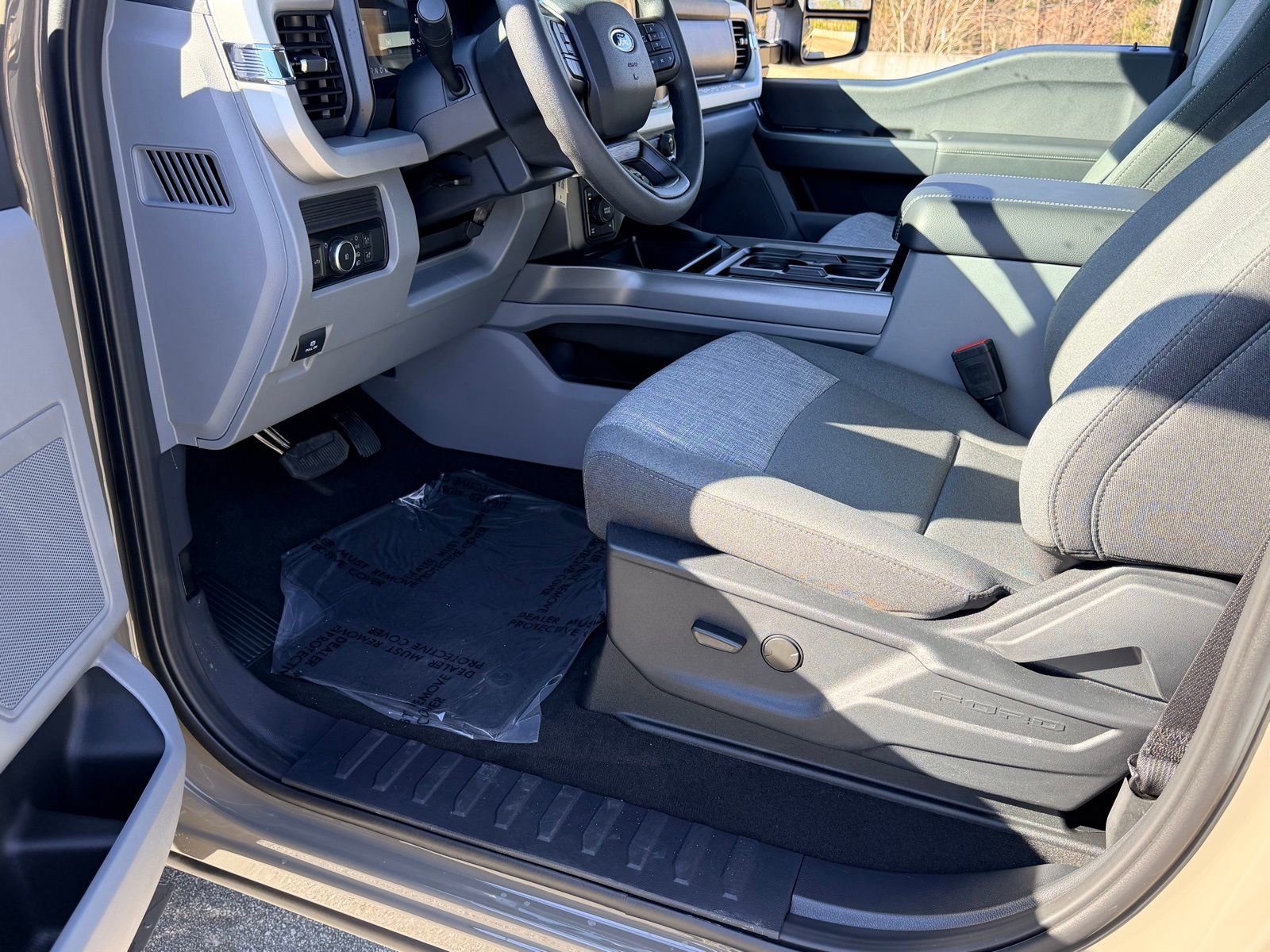 New 2026 Ford F250 XLT w/ FX4 Off-Road Package AWD/4WD image 17