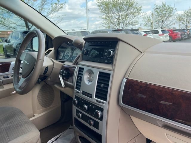 Used 2009 Chrysler Town & Country Touring image 28