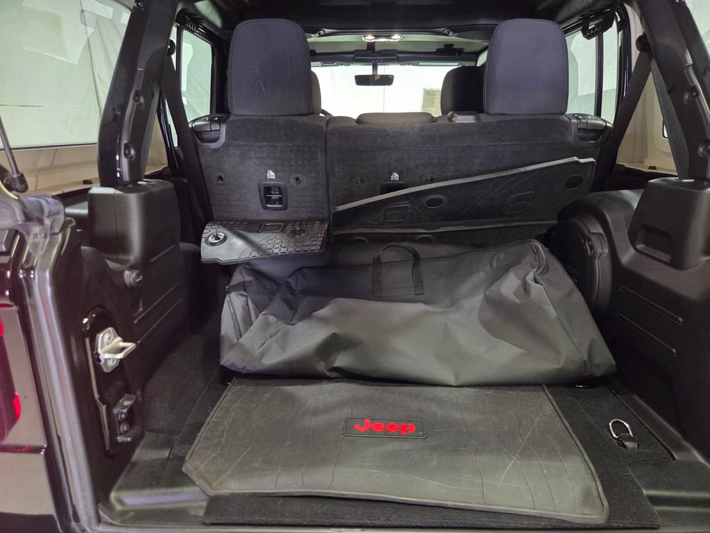 Used 2023 Jeep Wrangler Unlimited Sahara w/ LED Lighting Group AWD/4WD image 23