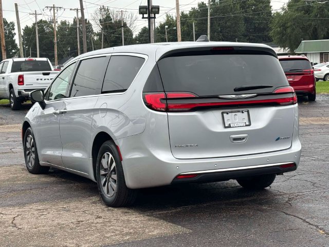 Used 2023 Chrysler Pacifica Touring-L FWD image 2