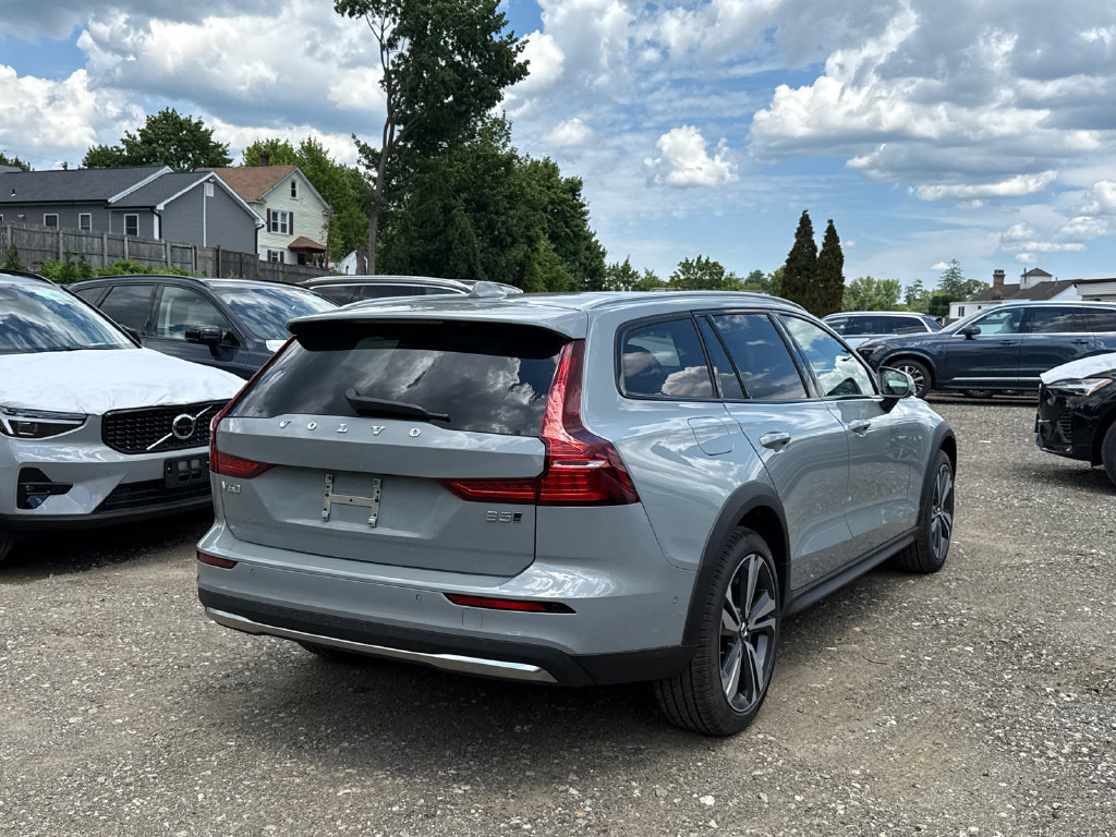 New 2026 Volvo V60 B5 Cross Country Plus w/ Climate Package AWD/4WD image 4