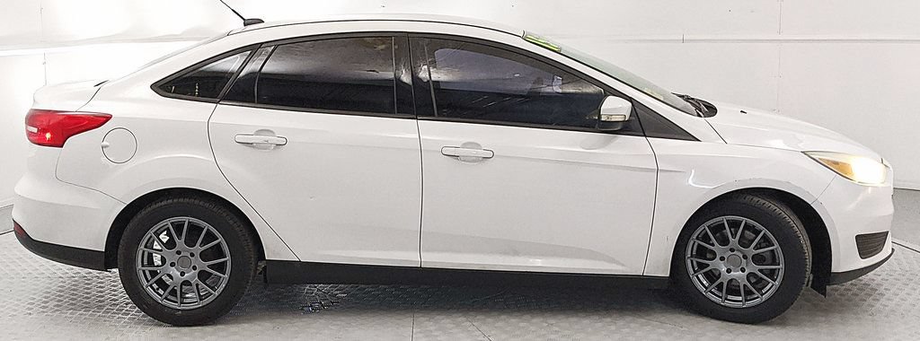 Used 2015 Ford Focus SE FWD image 2