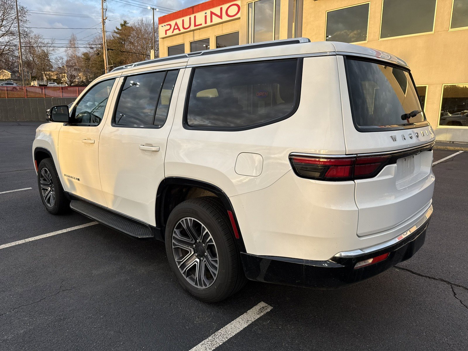 Used 2024 Jeep Wagoneer Series II w/ Flexible Seating Group RWD image 8