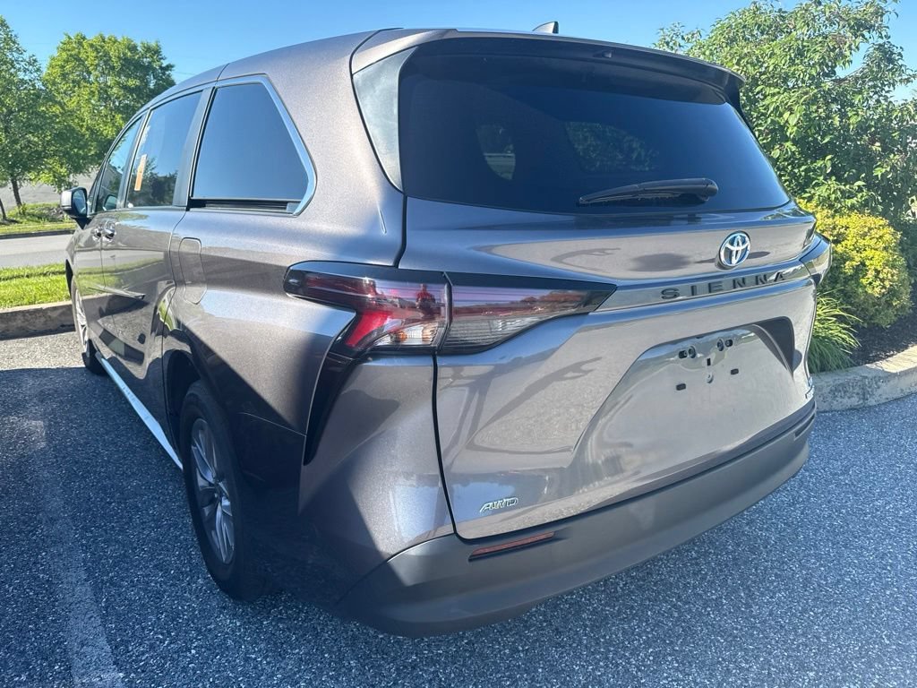 Used 2024 Toyota Sienna LE AWD/4WD image 5