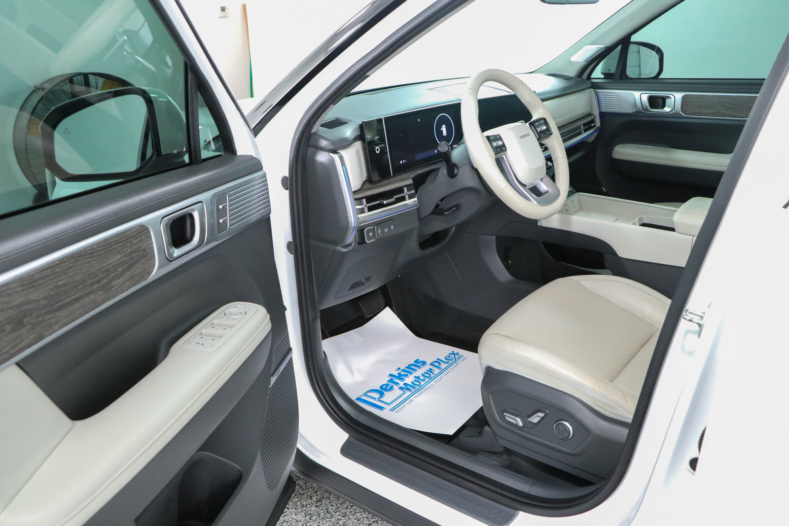 Used 2024 Hyundai Santa Fe Limited AWD/4WD image 3