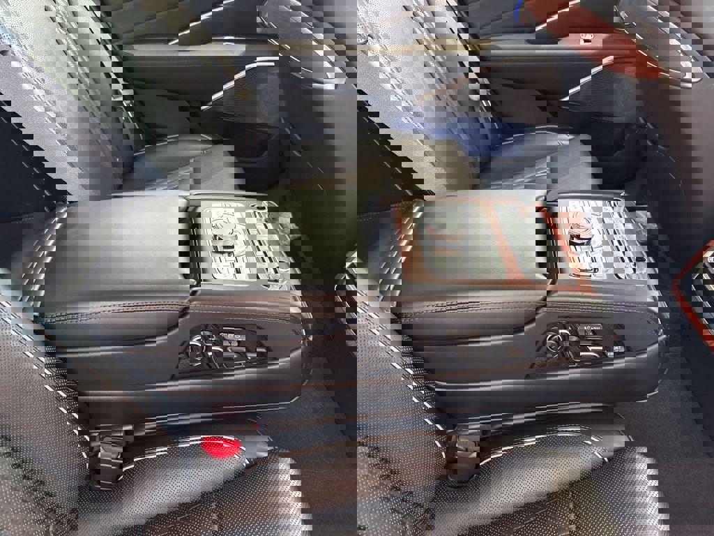 Used 2020 Kia K900 Luxury image 26