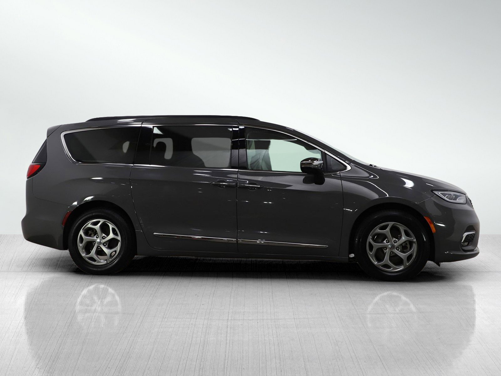 Used 2023 Chrysler Pacifica Limited image 6