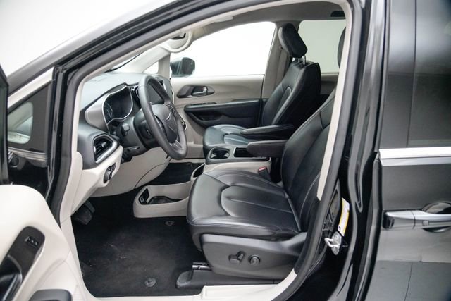 Used 2023 Chrysler Pacifica Touring-L image 23