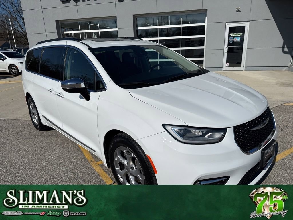 Used 2023 Chrysler Pacifica Limited image 1