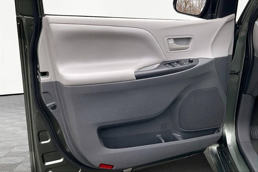 Used 2020 Toyota Sienna L image 20