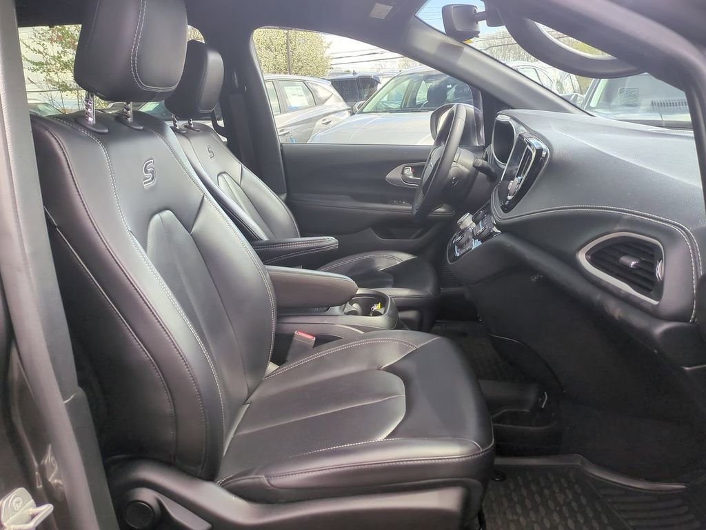Used 2023 Chrysler Pacifica Touring-L w/ S Appearance Package image 26