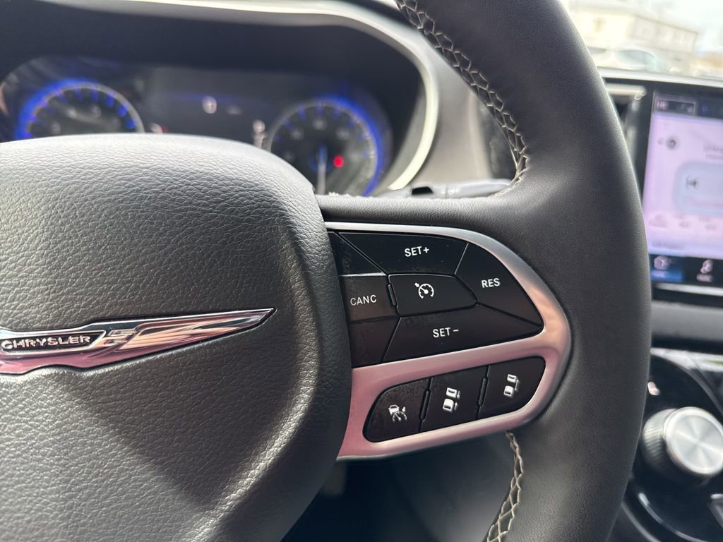 Used 2025 Chrysler Pacifica Select image 18