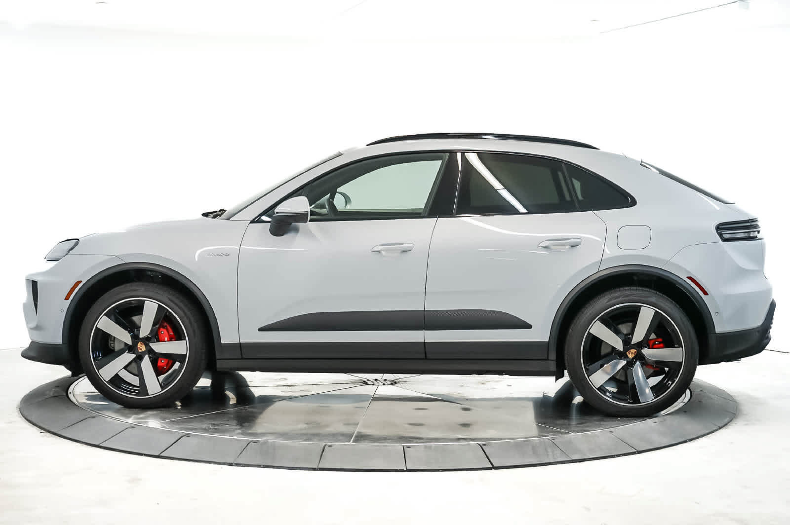 Certified 2025 Porsche Macan 4S Electric AWD/4WD image 2