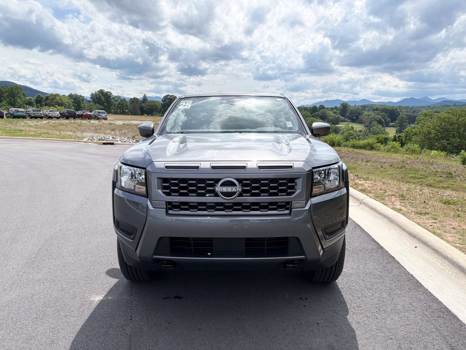 Used 2025 Nissan Frontier SV AWD/4WD image 2