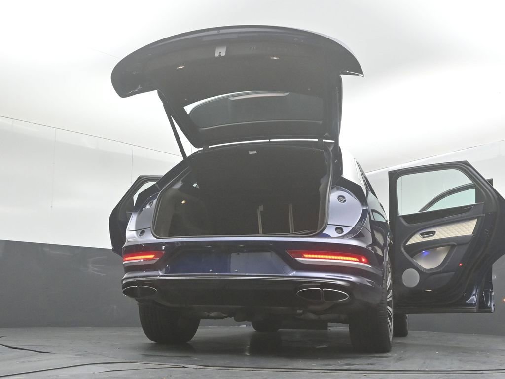 Used 2021 Bentley Bentayga image 48