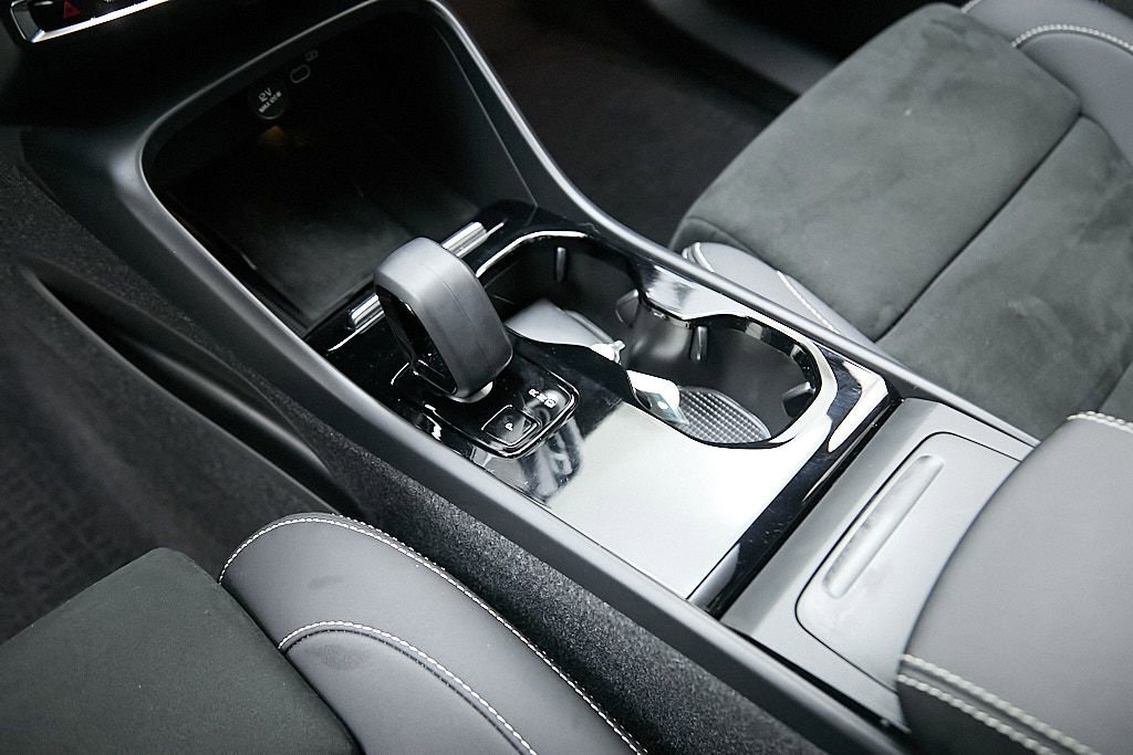 Certified 2023 Volvo XC40 Recharge Ultimate w/ Protection Package Premier image 16