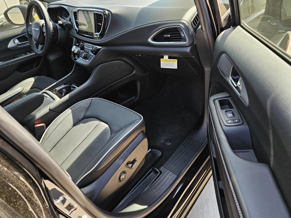 New 2026 Chrysler Pacifica Limited w/ Uconnect Theater Family Group FWD image 7