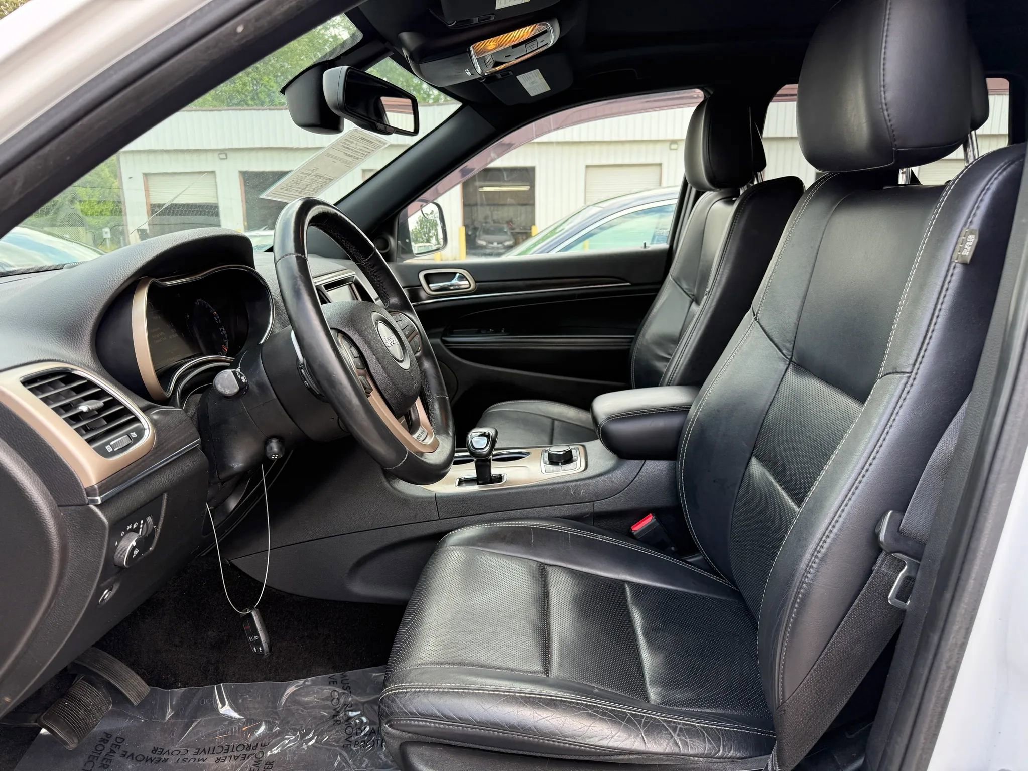 Used 2015 Jeep Grand Cherokee Limited w/ Luxury Group II AWD/4WD image 2