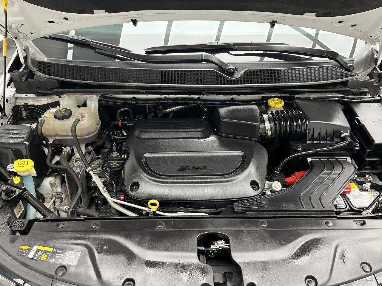 Used 2024 Chrysler Pacifica Touring-L FWD image 27