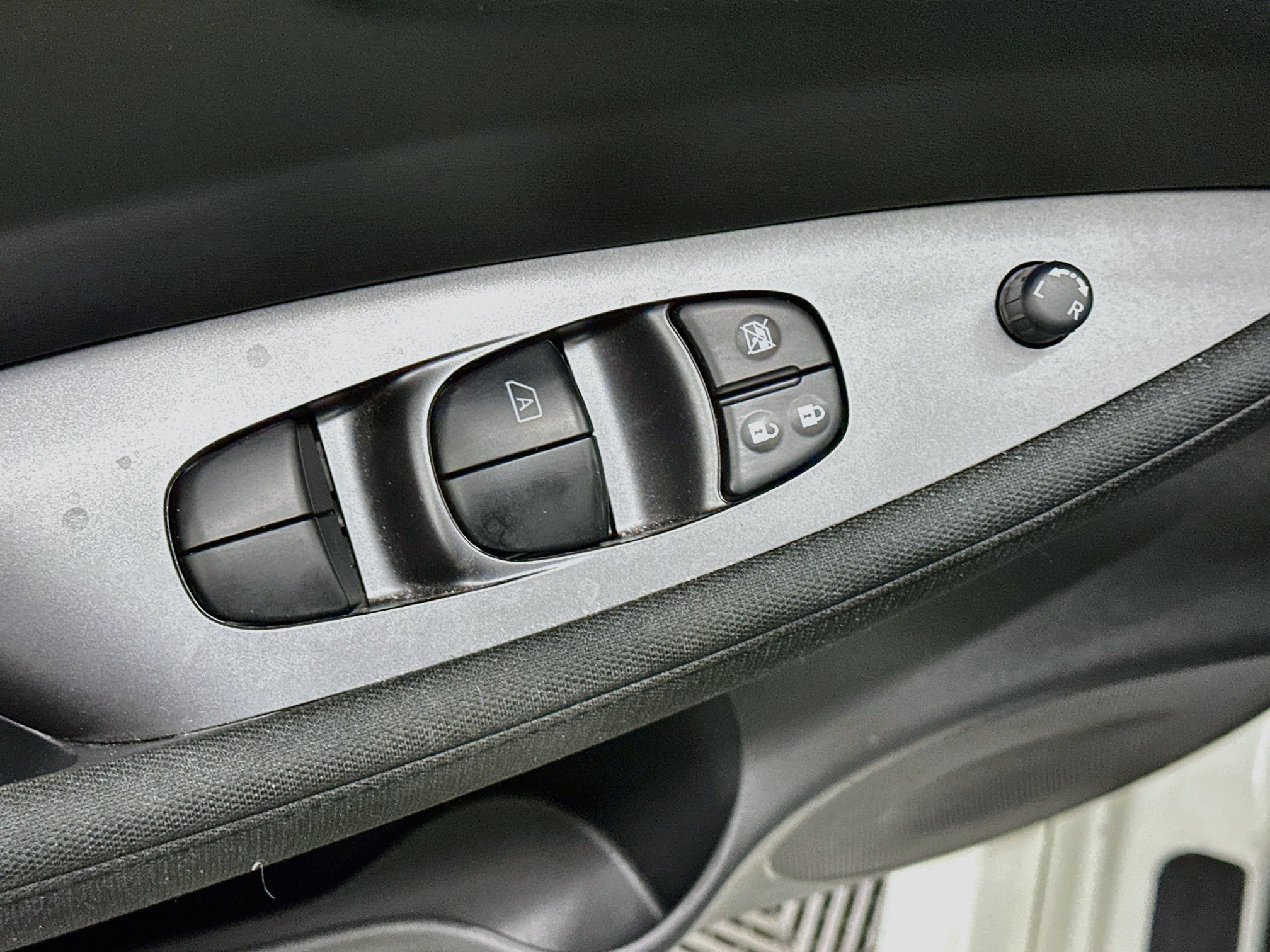 Used 2025 Nissan Leaf S FWD image 15