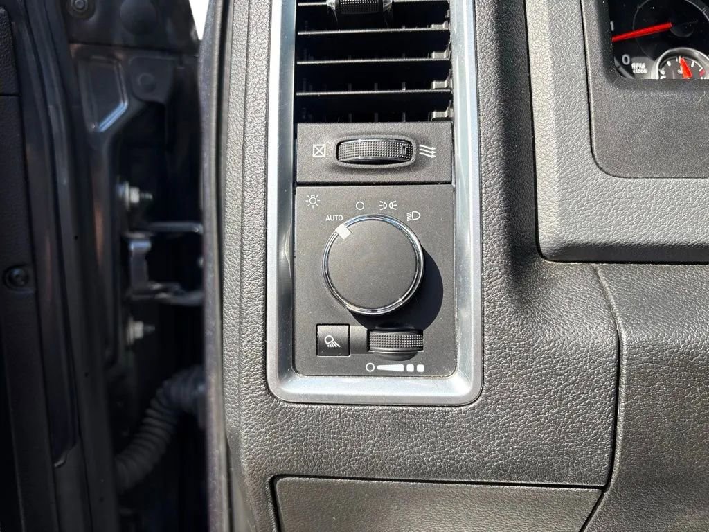 Used 2020 RAM 1500 Classic SLT AWD/4WD image 14