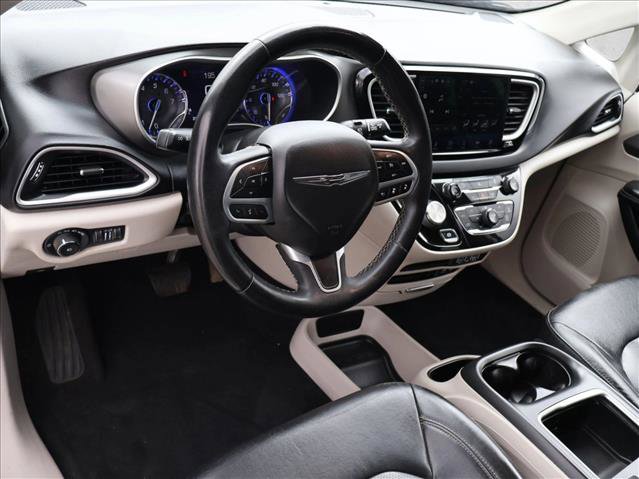Used 2022 Chrysler Pacifica Touring-L FWD image 10
