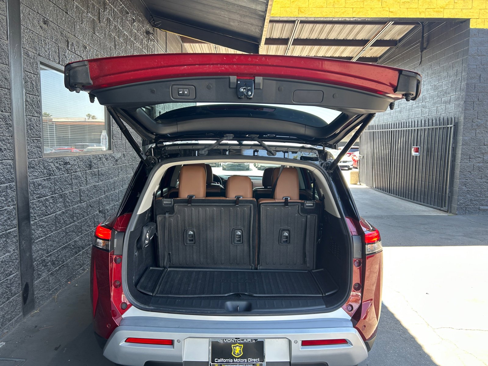 Used 2025 Nissan Pathfinder Platinum w/ Cargo Package FWD image 21
