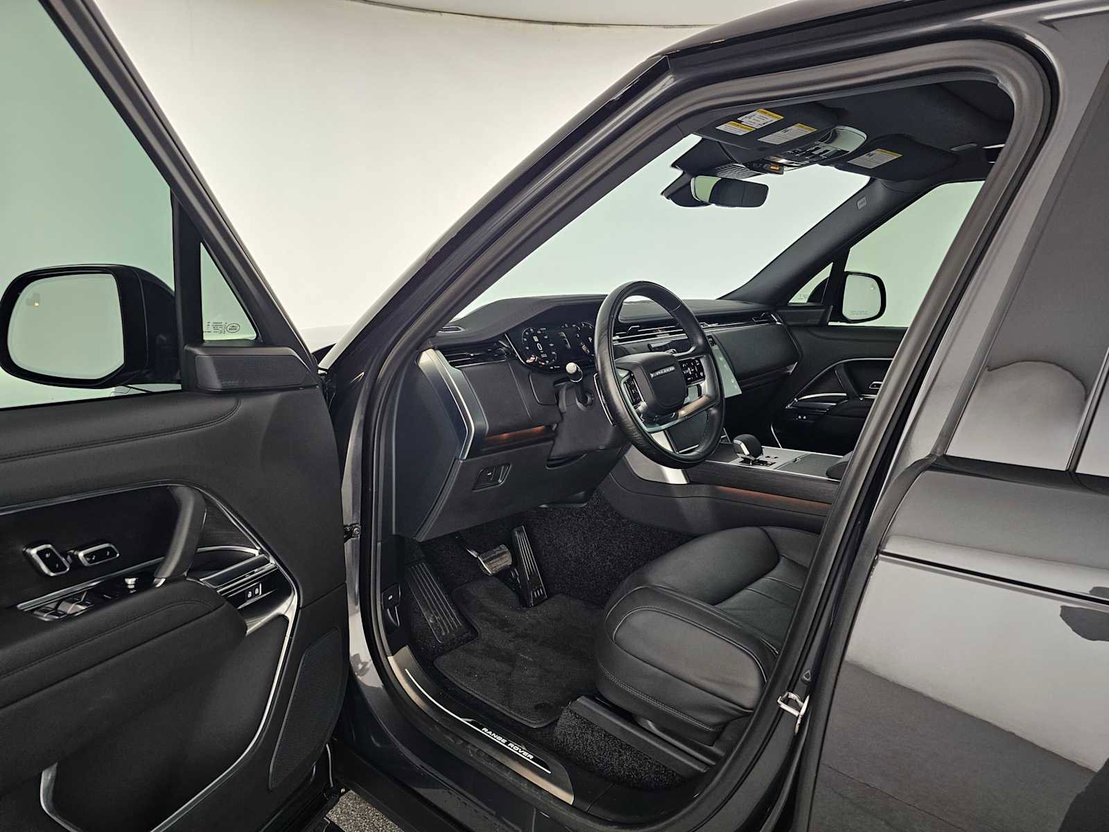 Used 2025 Land Rover Range Rover SE AWD/4WD image 19