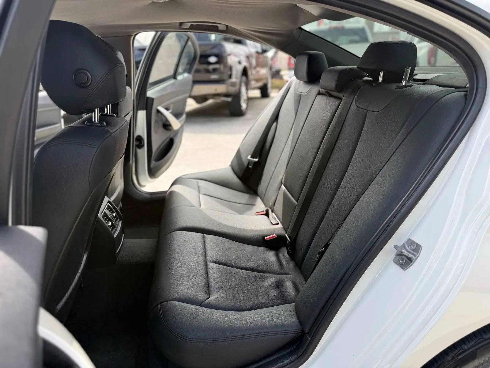 Used 2016 BMW 320i Sedan image 16