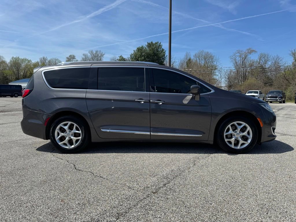 Used 2020 Chrysler Pacifica Touring-L w/ Tire & Wheel Group image 9