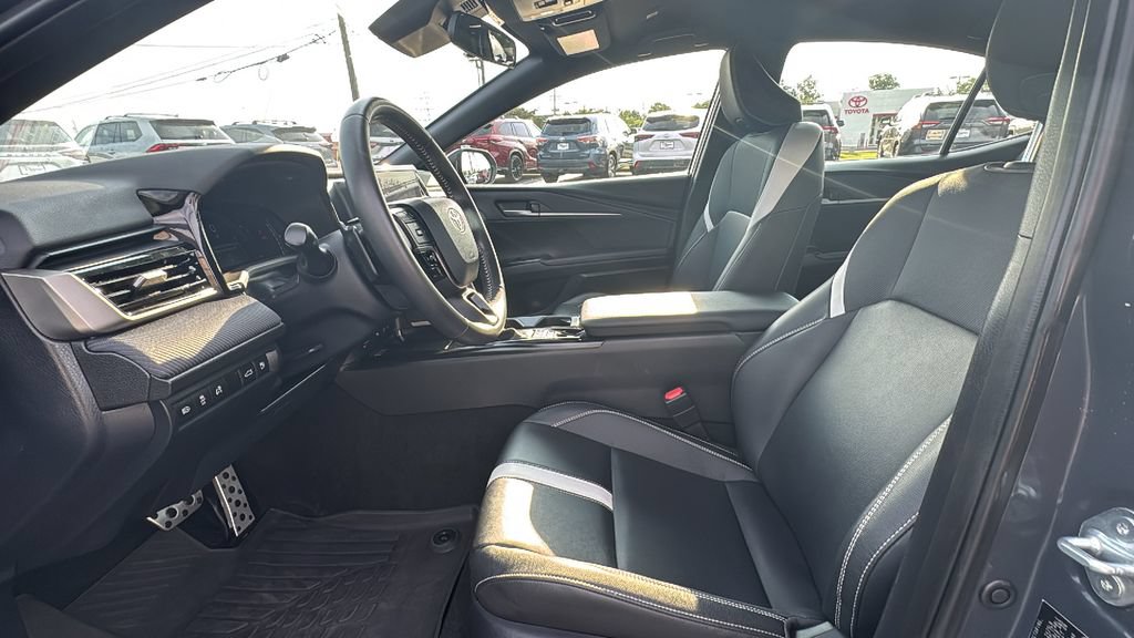 Used 2025 Toyota Camry SE FWD image 9