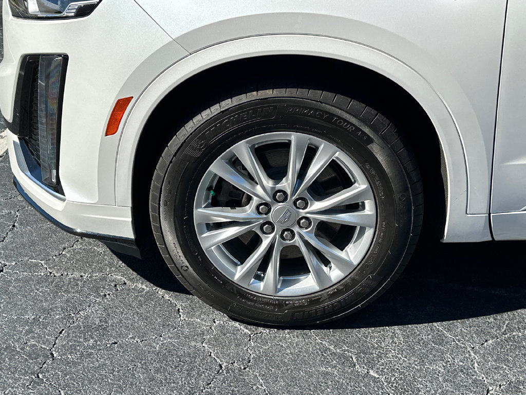 Certified 2025 Cadillac XT6 Luxury FWD image 11
