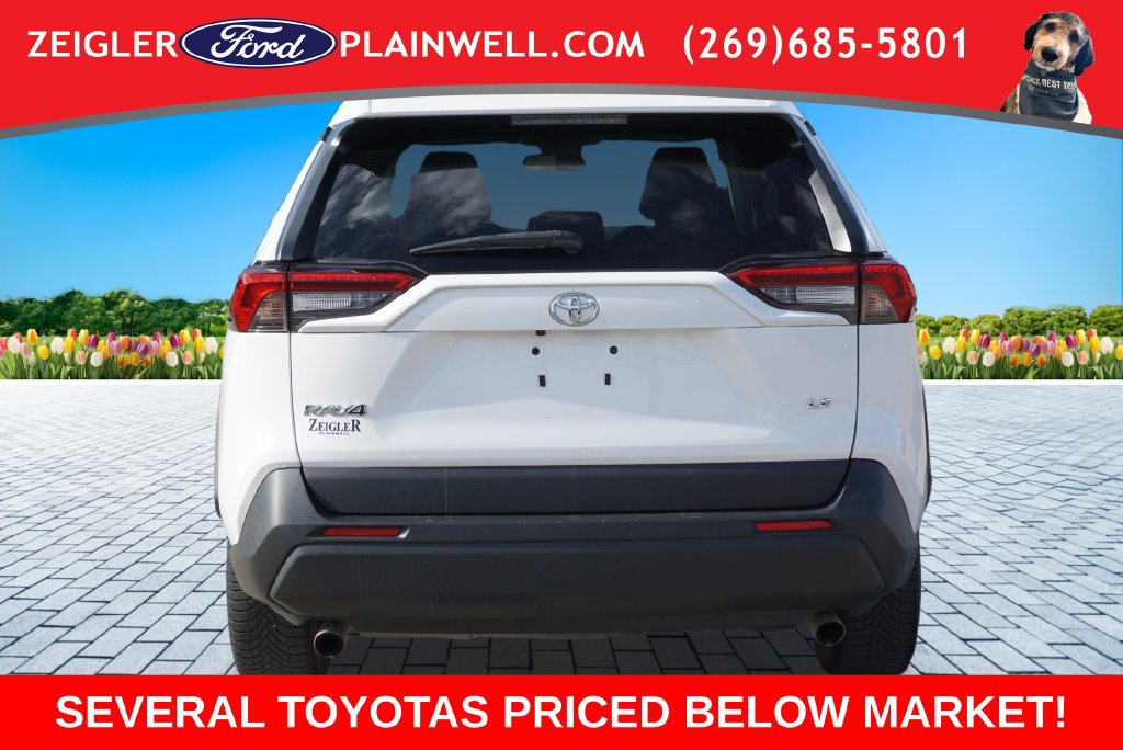 Used 2022 Toyota RAV4 LE FWD image 4