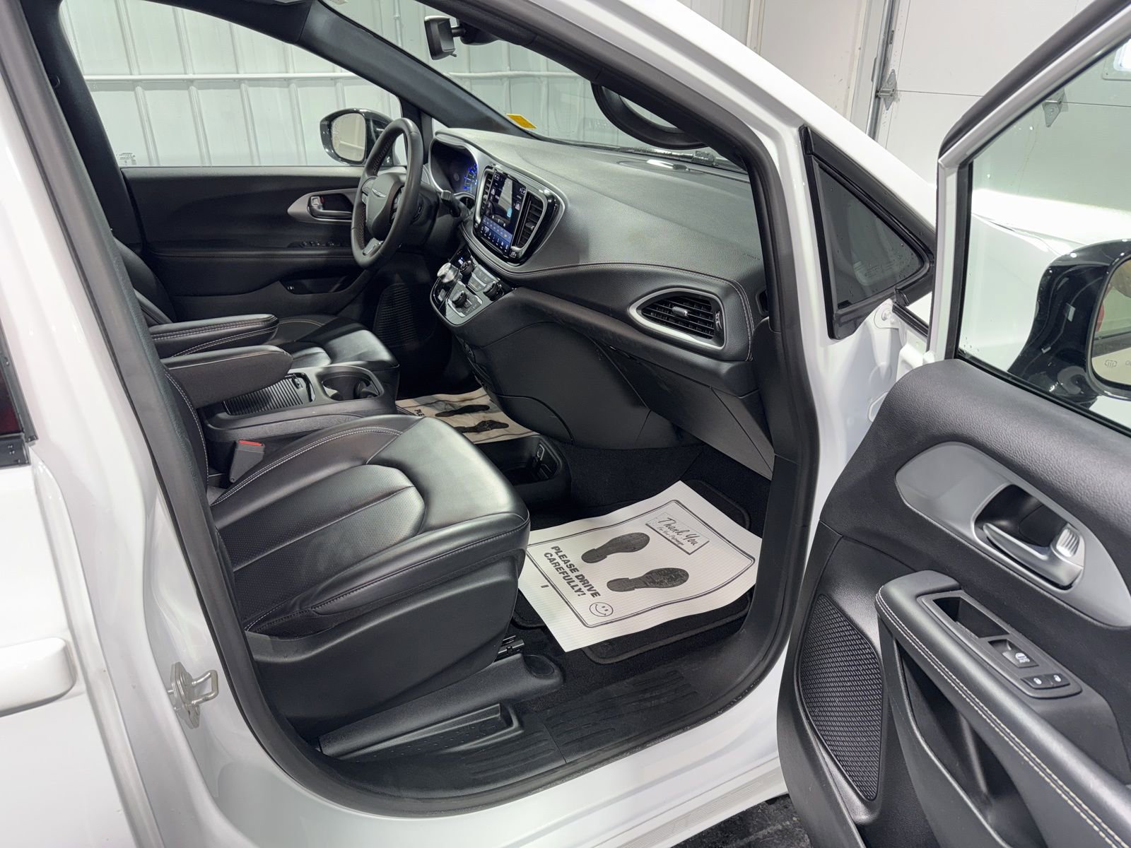 Used 2024 Chrysler Pacifica Select image 10