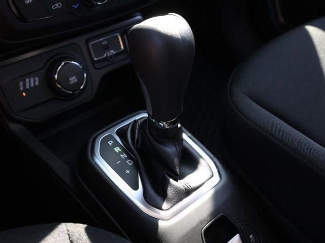 Used 2023 Jeep Renegade Latitude w/ Sun & Fun Group AWD/4WD image 31