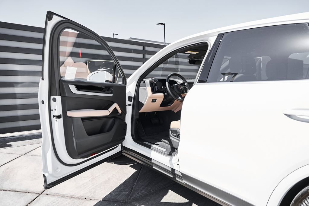 Used 2025 Porsche Cayenne image 28