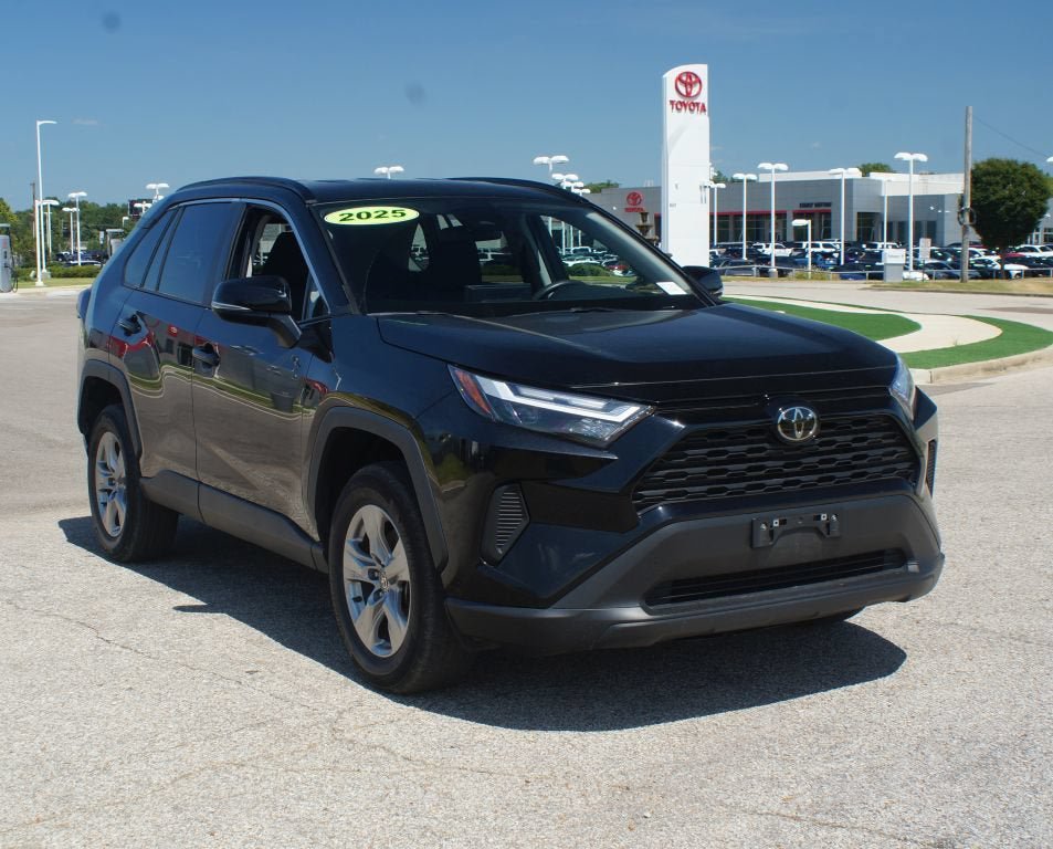 Used 2025 Toyota RAV4 XLE AWD/4WD image 2