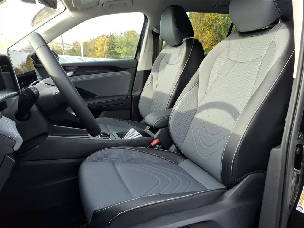 New 2025 Volkswagen Tiguan SE image 8