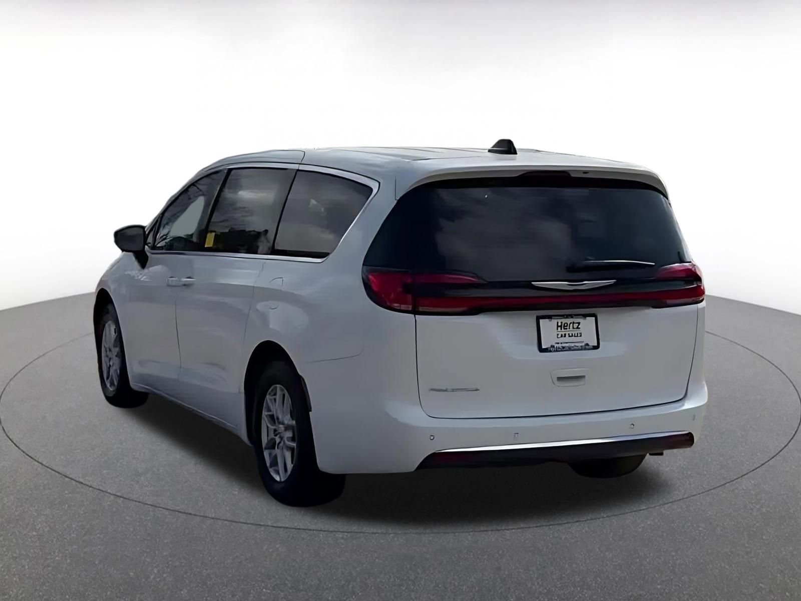 Used 2025 Chrysler Pacifica Select image 11