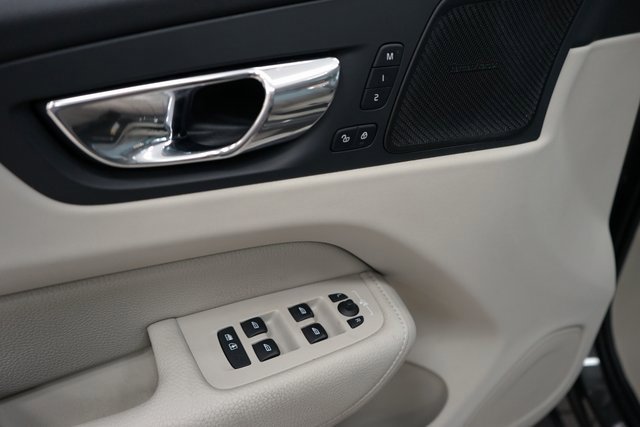Used 2019 Volvo XC60 T5 Momentum w/ Multimedia Package image 26