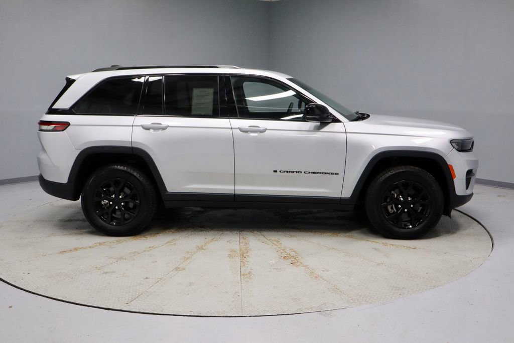 Used 2024 Jeep Grand Cherokee Altitude image 13